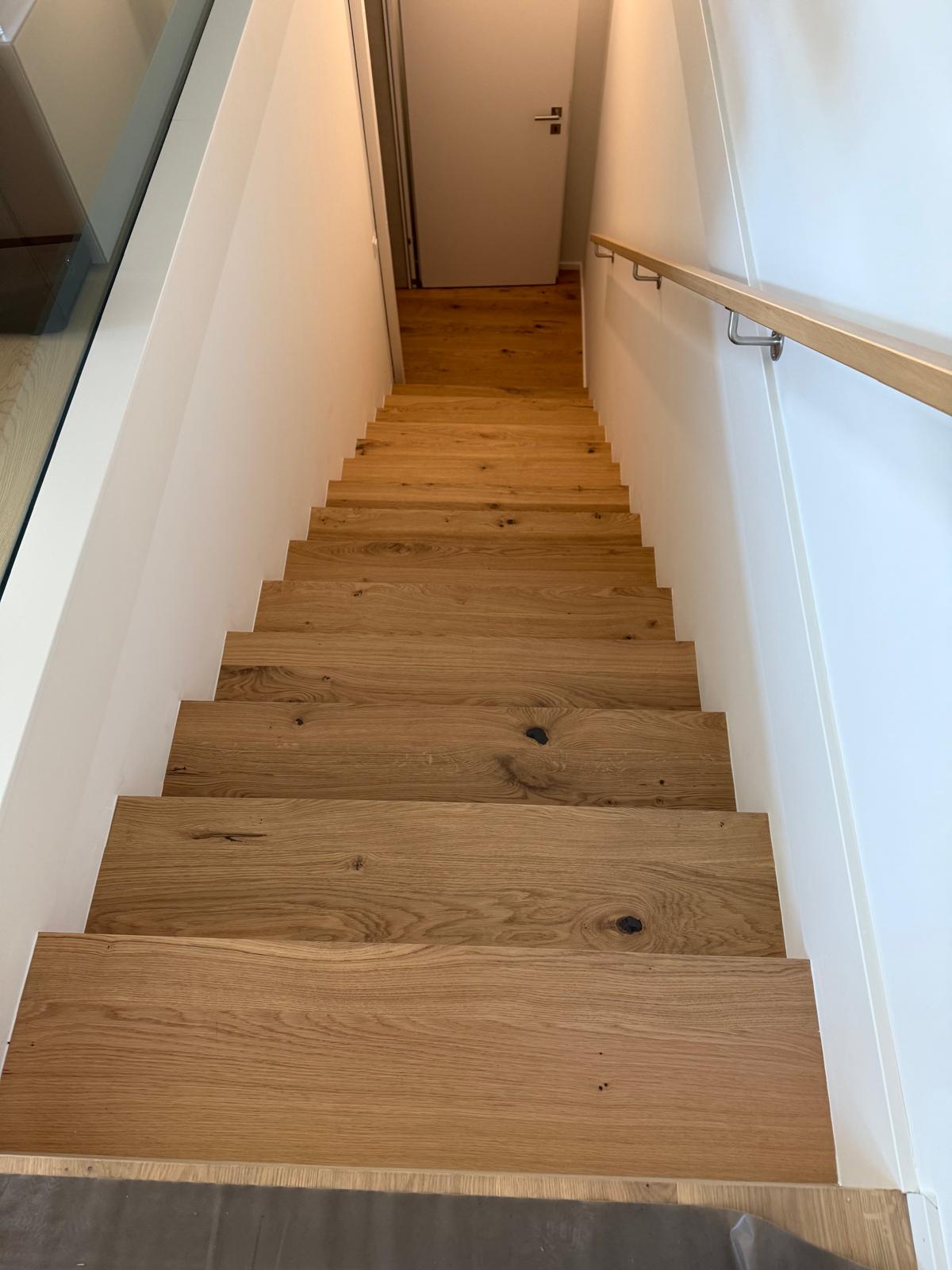 Vue plongeante sur l'escalier habillé