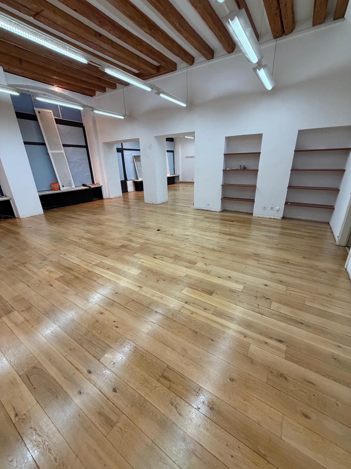 Le local commercial dégagé, parquet chêne massif avant finition