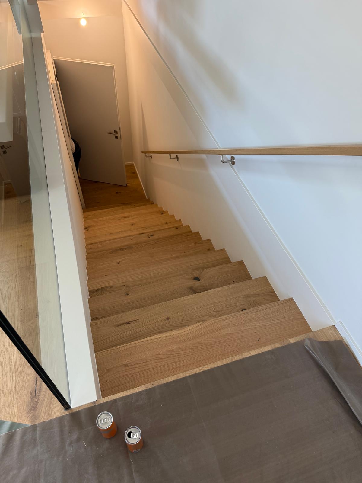 Escalier et main courante en bois vers l'étage