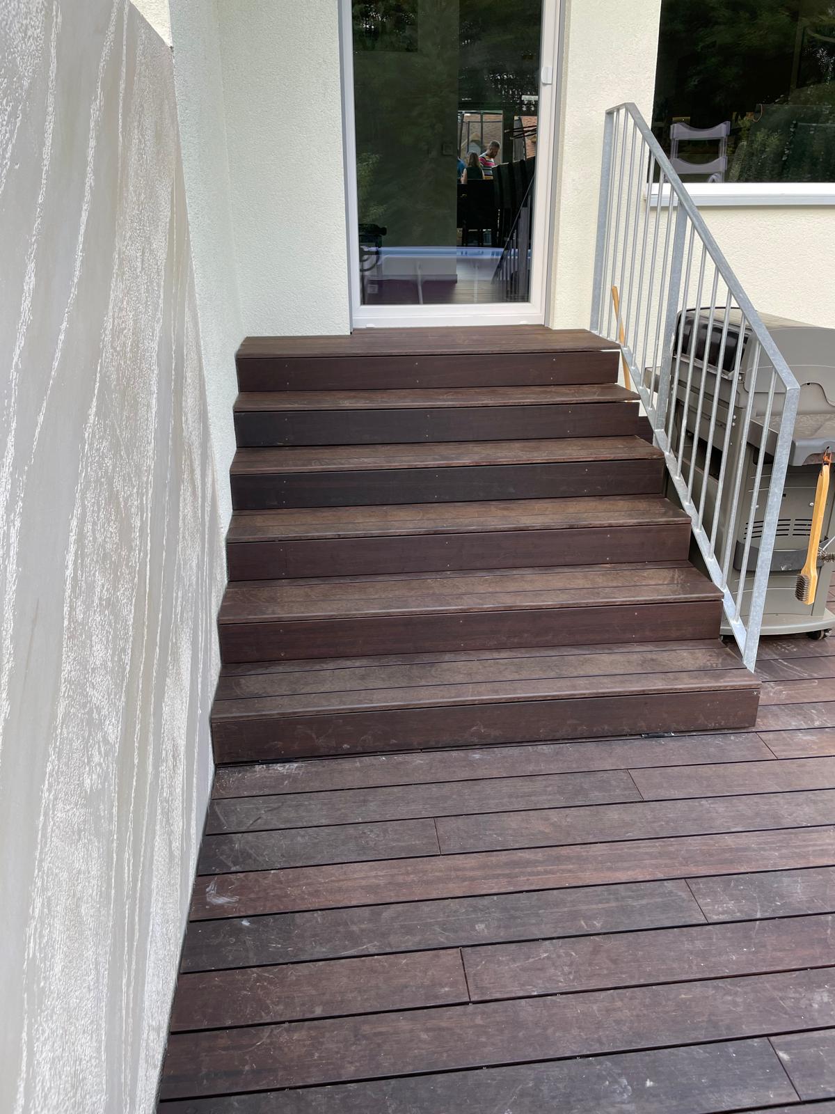 Escalier en bambou avec nez de marche chanfreinés