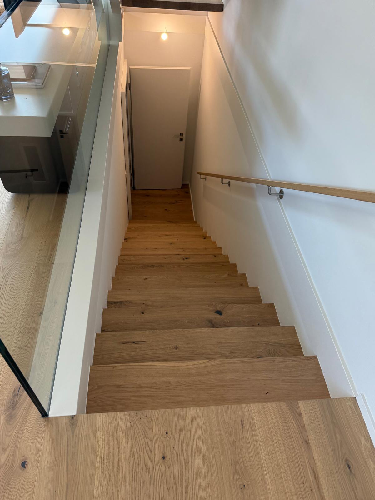Continuité du chêne entre le palier et l'escalier