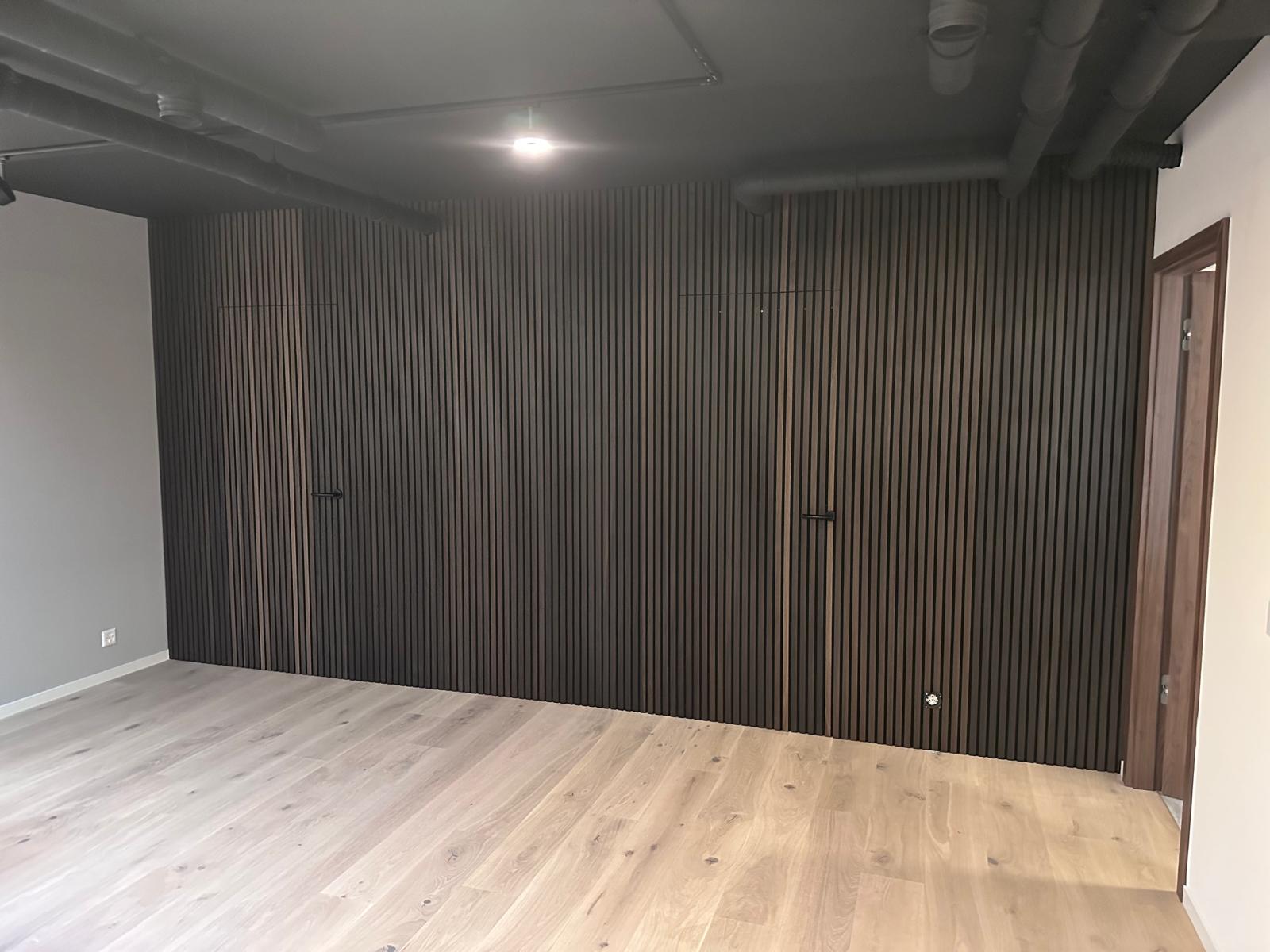 Mur en tasseaux wengé avec deux portes intégrées invisibles