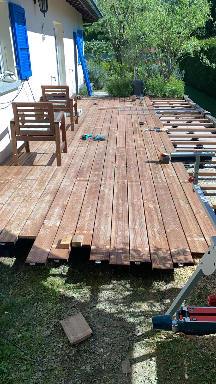 Pose du platelage pin sur la sous-construction en cours