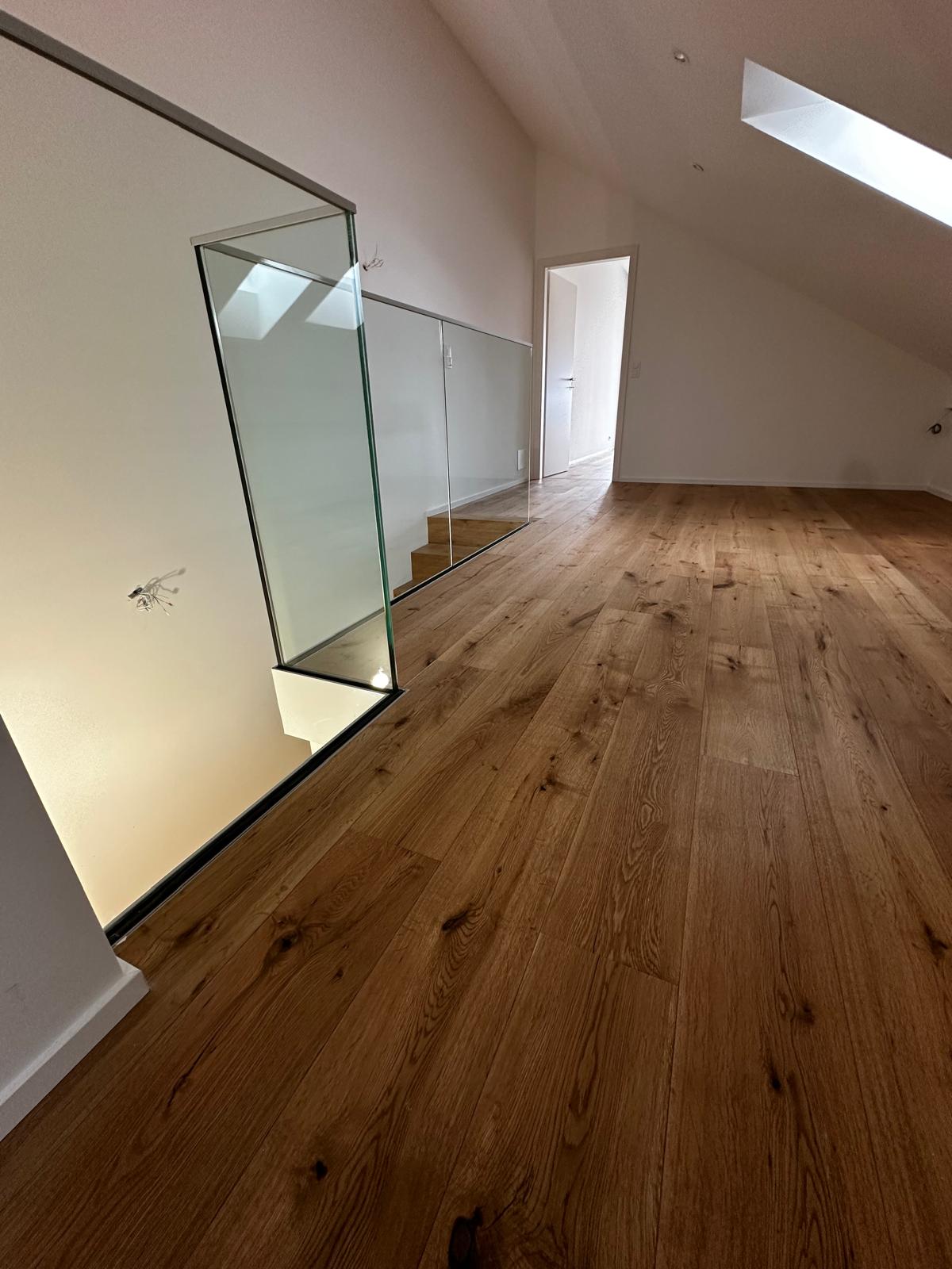 Palier à l'étage : parquet chêne et garde-corps en verre