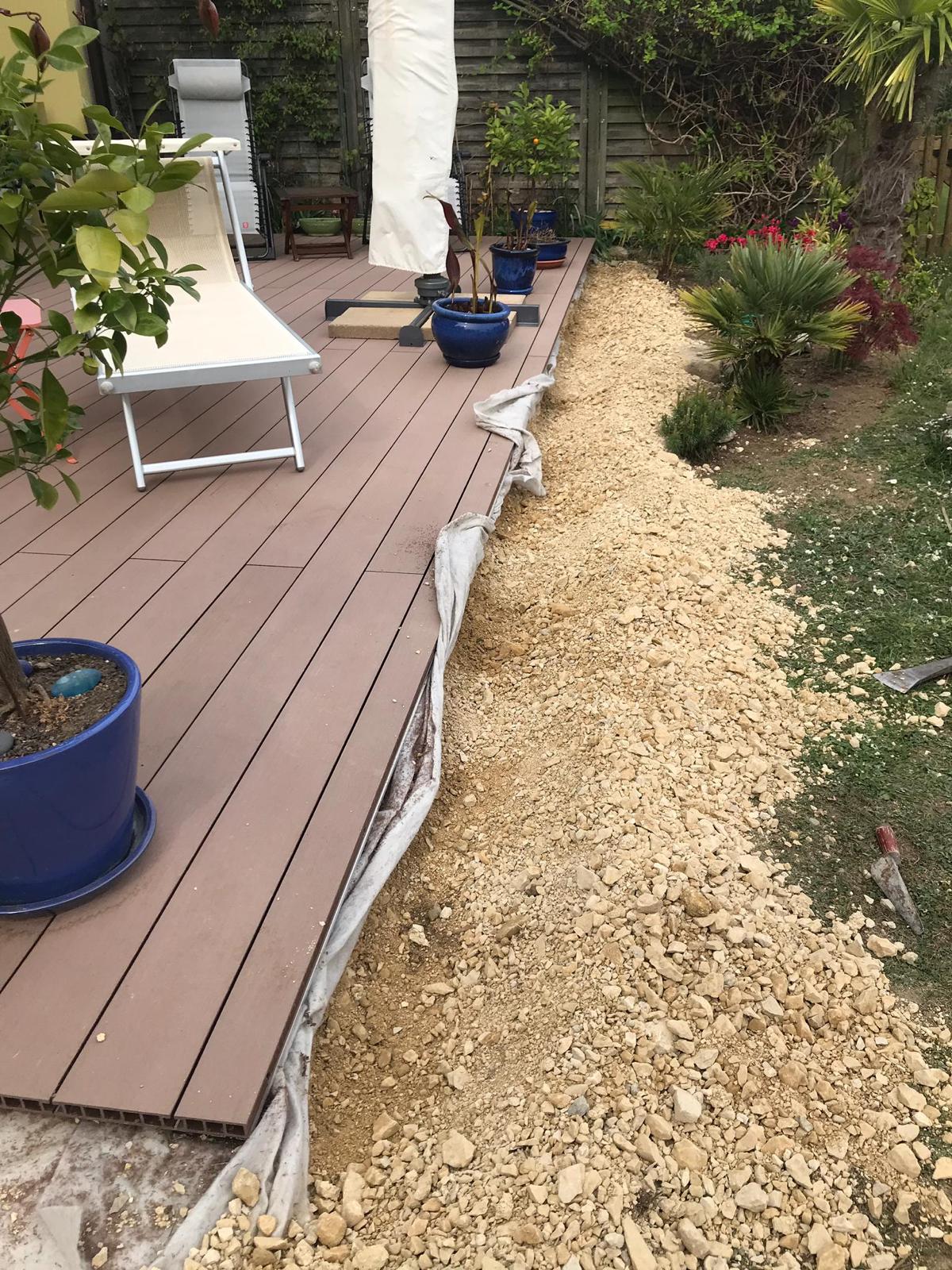 Décaissement et préparation du sol en bordure de terrasse