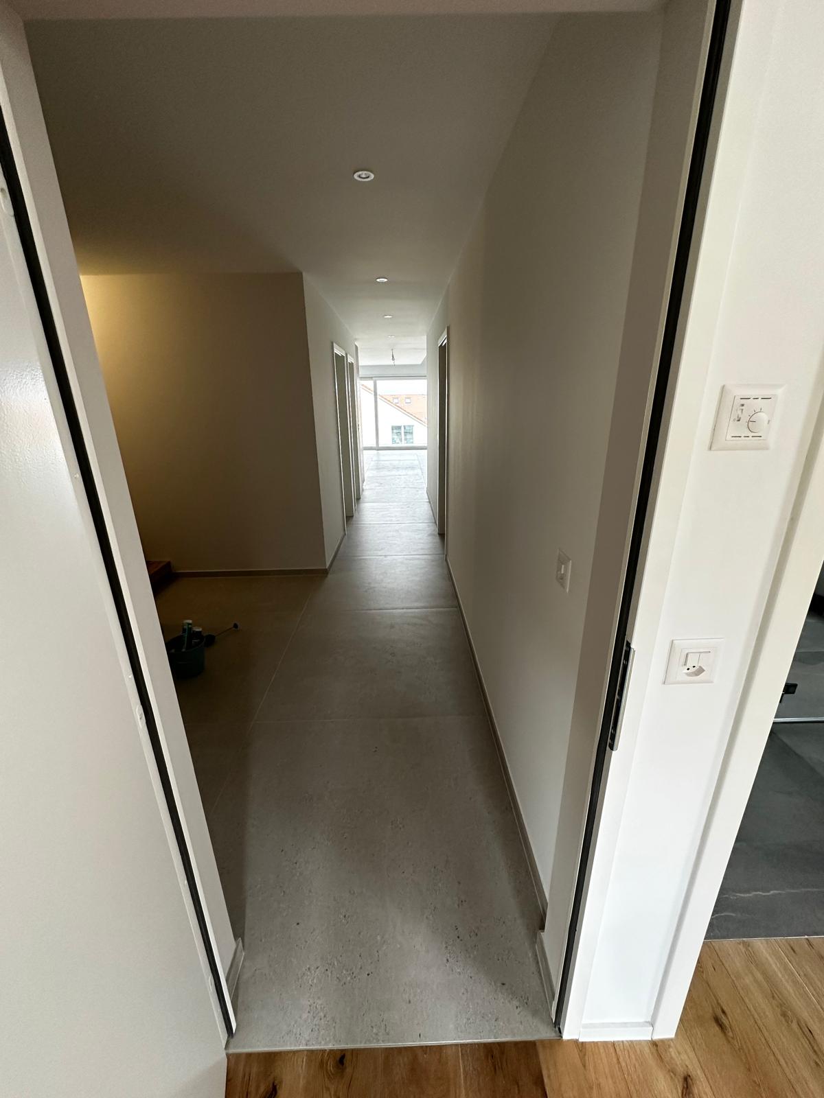 Continuité du carrelage grand format dans le corridor