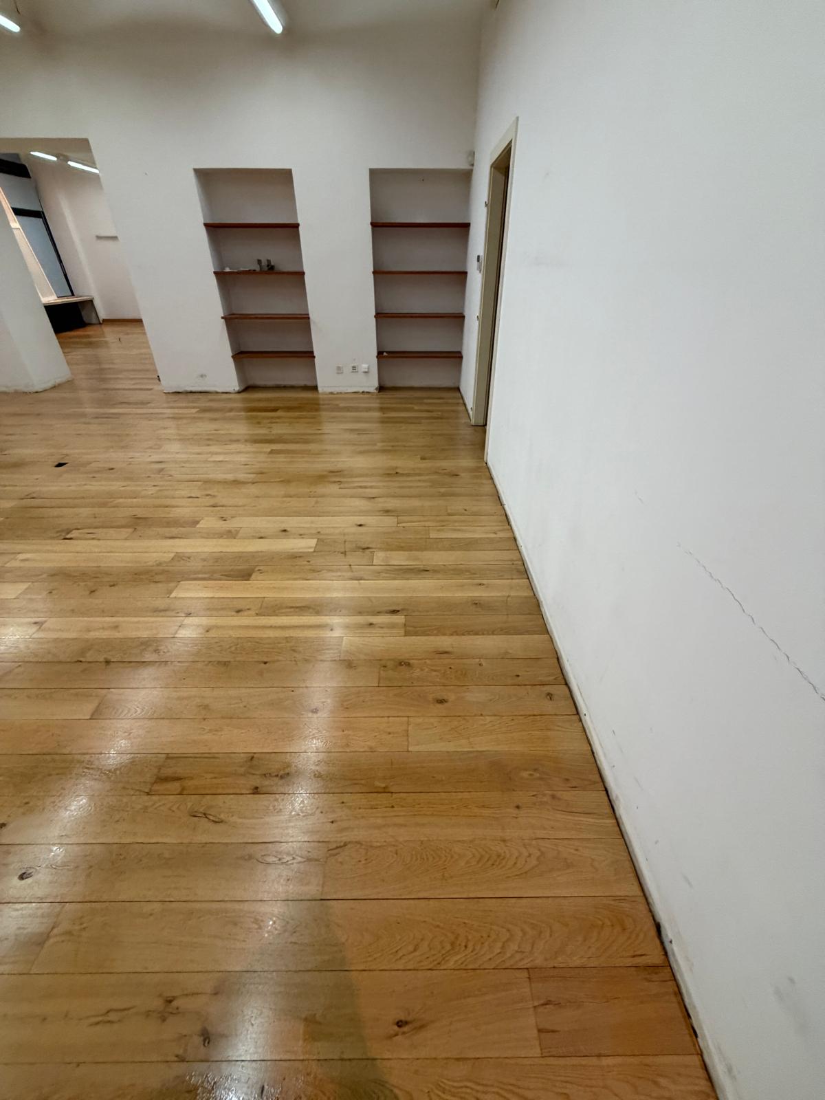 Détail du bois sain retrouvé après les trois passages de ponçage