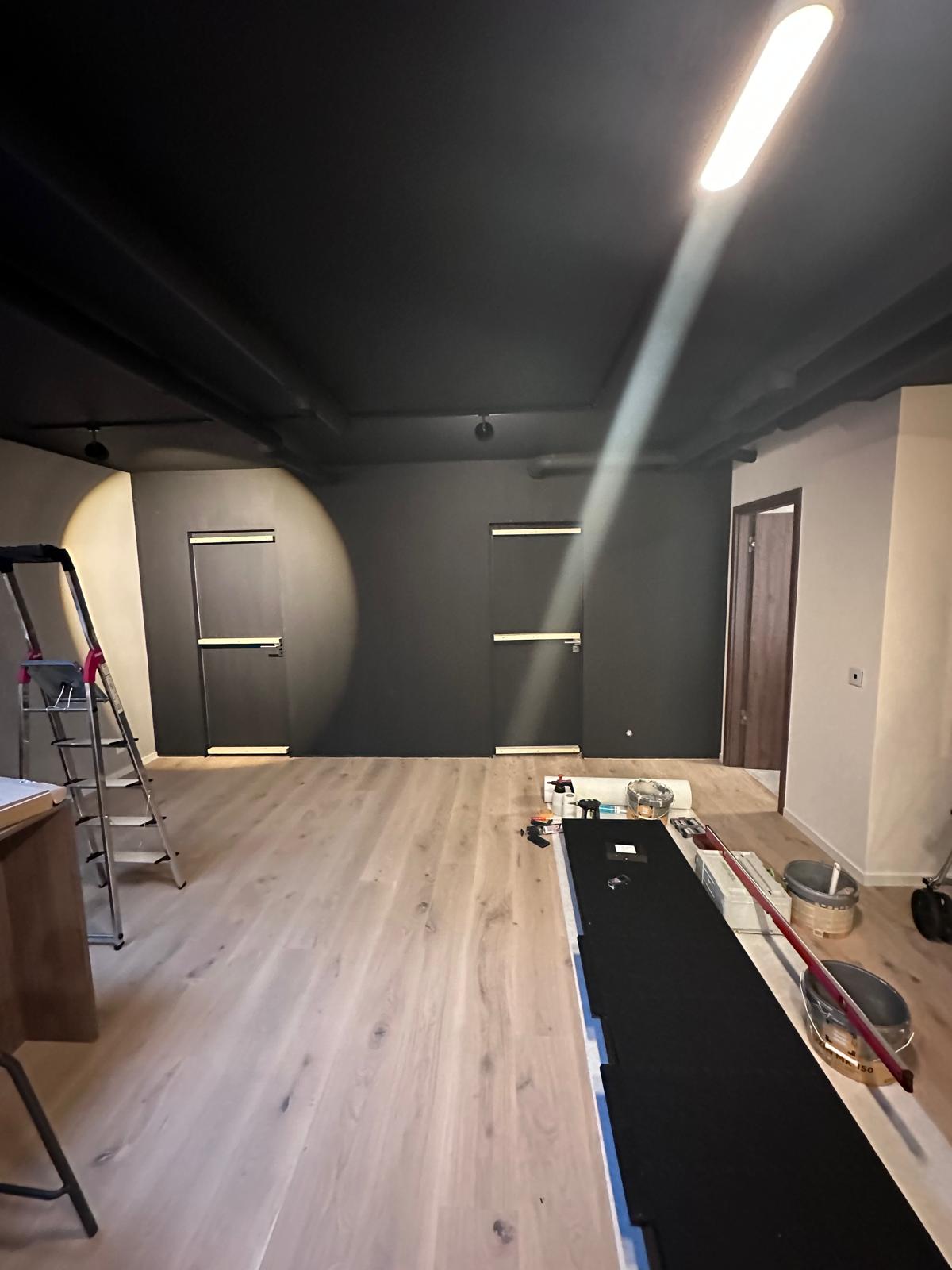 Espace avant pose de l'habillage mural en tasseaux